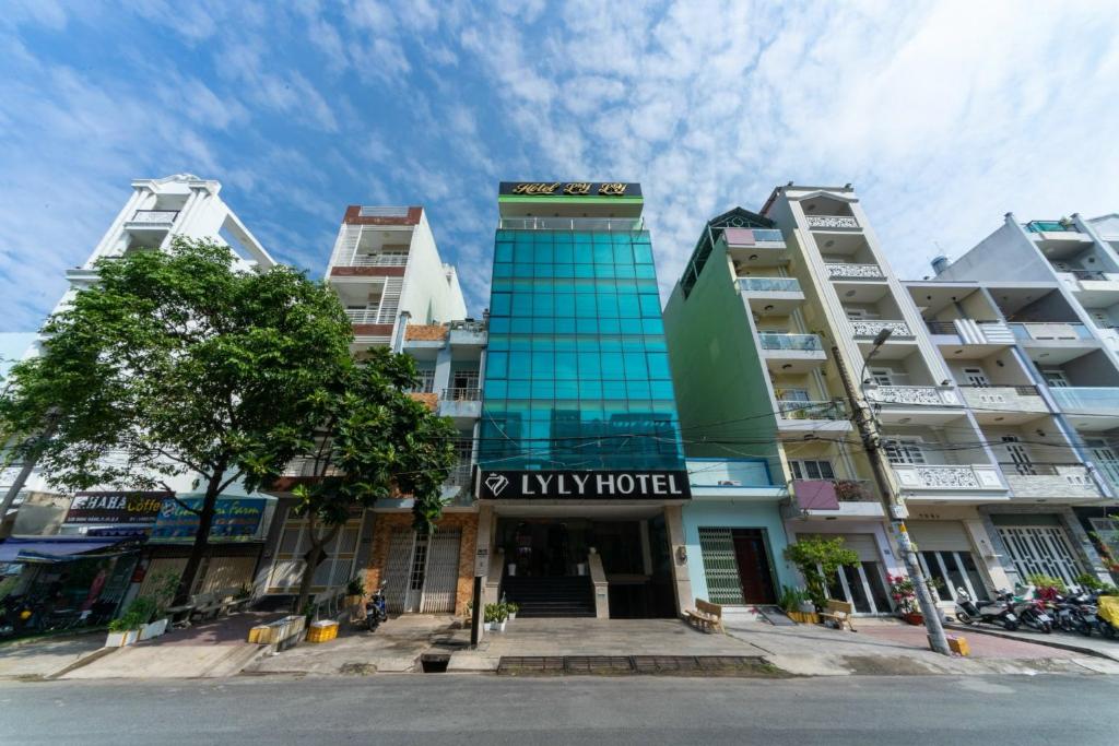 胡志明市Ly Ly Hotel的前面有标志的建筑