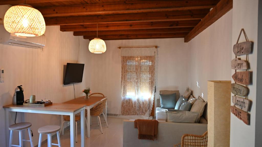 Torremocha de JaramaCasa Rural Antigua Botica的客厅配有桌子和沙发