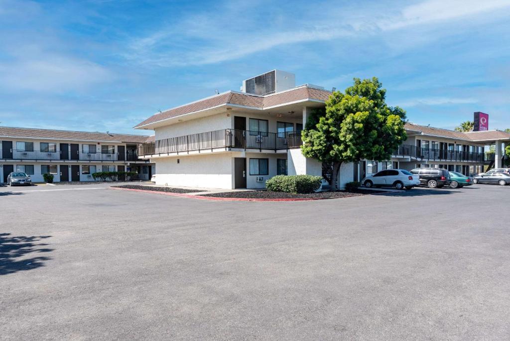 斯托克顿Econo Lodge Stockton near I-5 Fairgrounds的大楼前的大型停车场