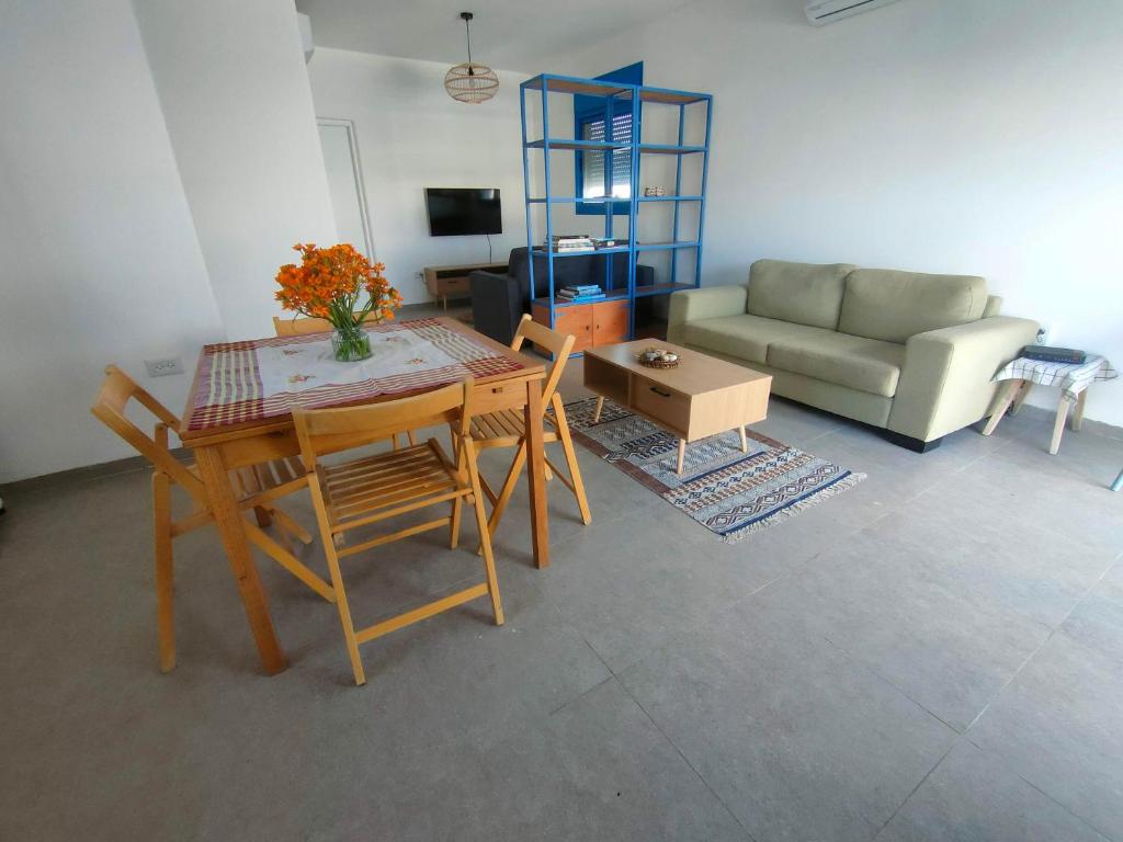 Beʼer OraDesert Path的客厅配有桌椅和沙发