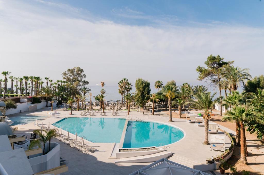 利马索尔伊莱亚斯海滨酒店的度假村游泳池的图片