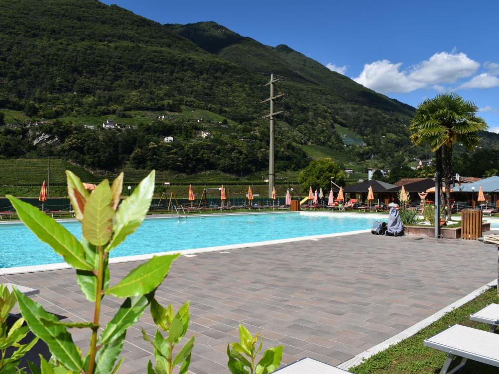 GudoHoliday Home Bungalow Isola Premium by Interhome的一座山地游泳池