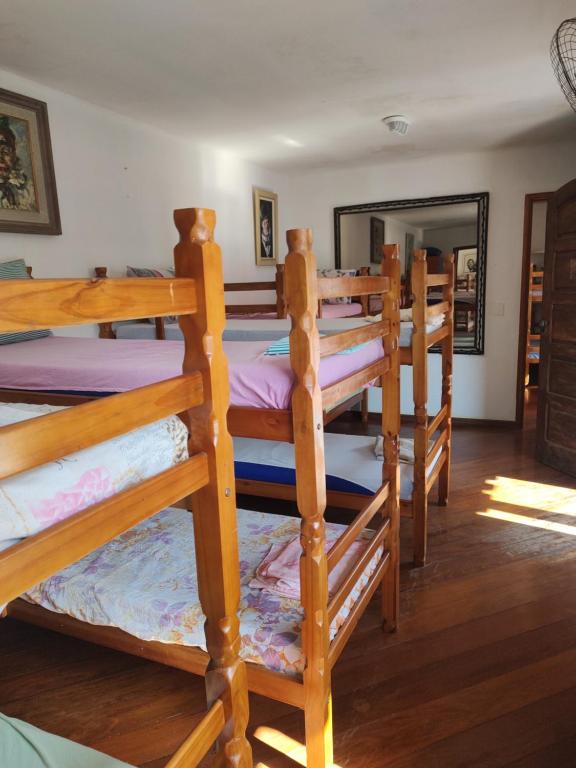 卡波布里奥Aloha hostel cabo frio的客房内的一组双层床