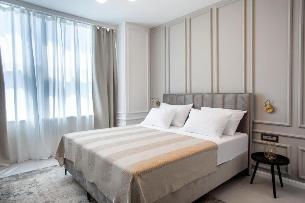 斯普利特Luxury rooms Bolero的一间卧室设有一张大床和一个大窗户