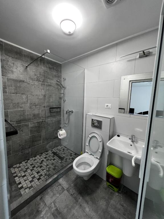 北马马亚-讷沃达里Vila Iris Mamaia Nord的浴室配有卫生间、盥洗盆和淋浴。