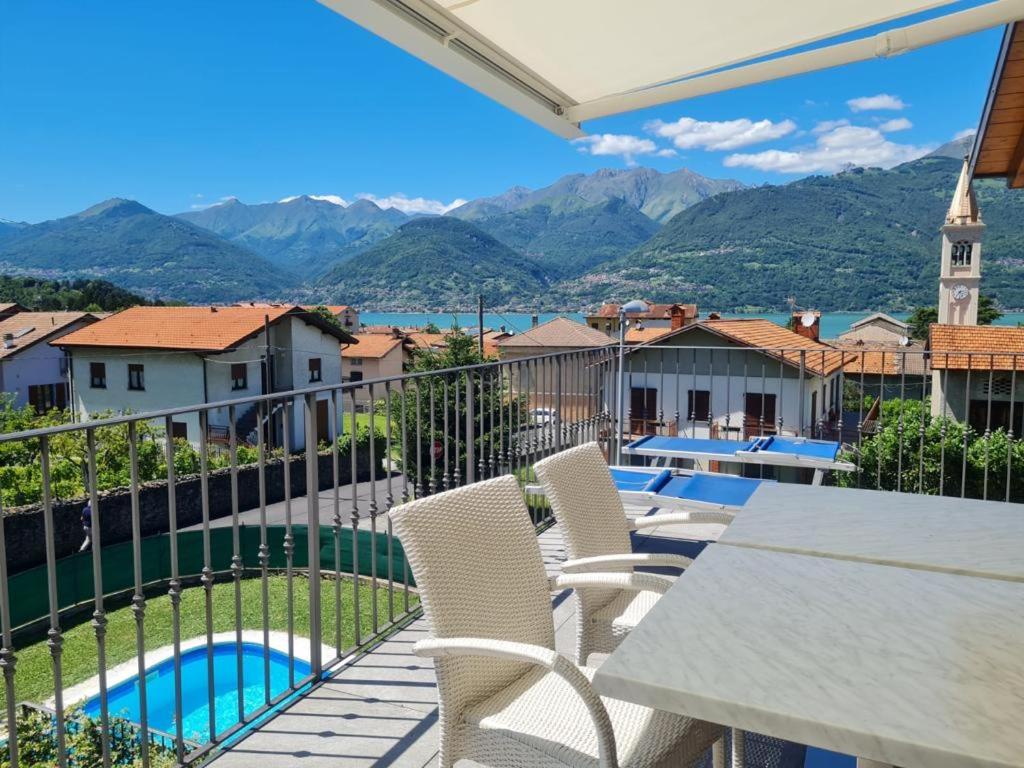 科利科Royal apt Colico Lake Como的设有一个配有桌椅并享有美景的阳台。
