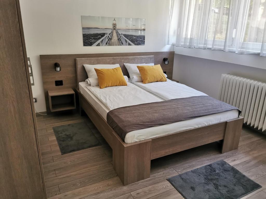 DedinjeApartman PAVLOVIC 1的一间卧室配有一张带黄色枕头的大床