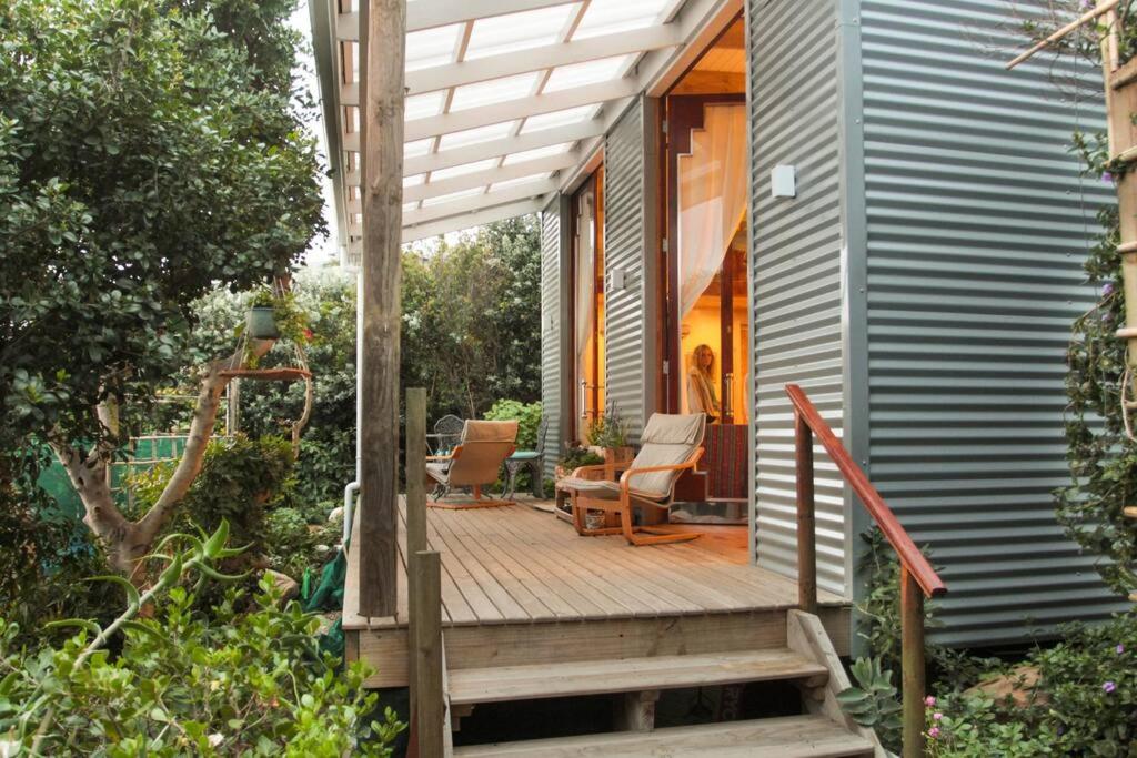 开普敦Quirky Eco-Friendly Artist Studio (Sea Views)的一个带木甲板的房子的门廊