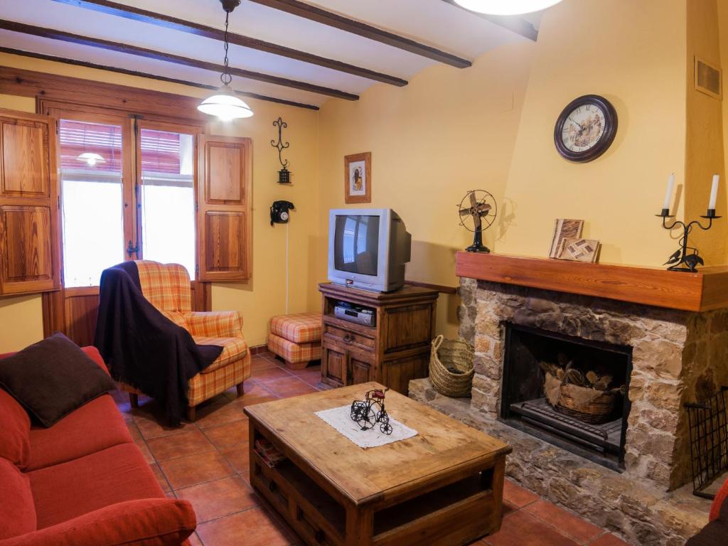 卡瓦内斯Holiday Home Rosa by Interhome的客厅设有壁炉和电视。