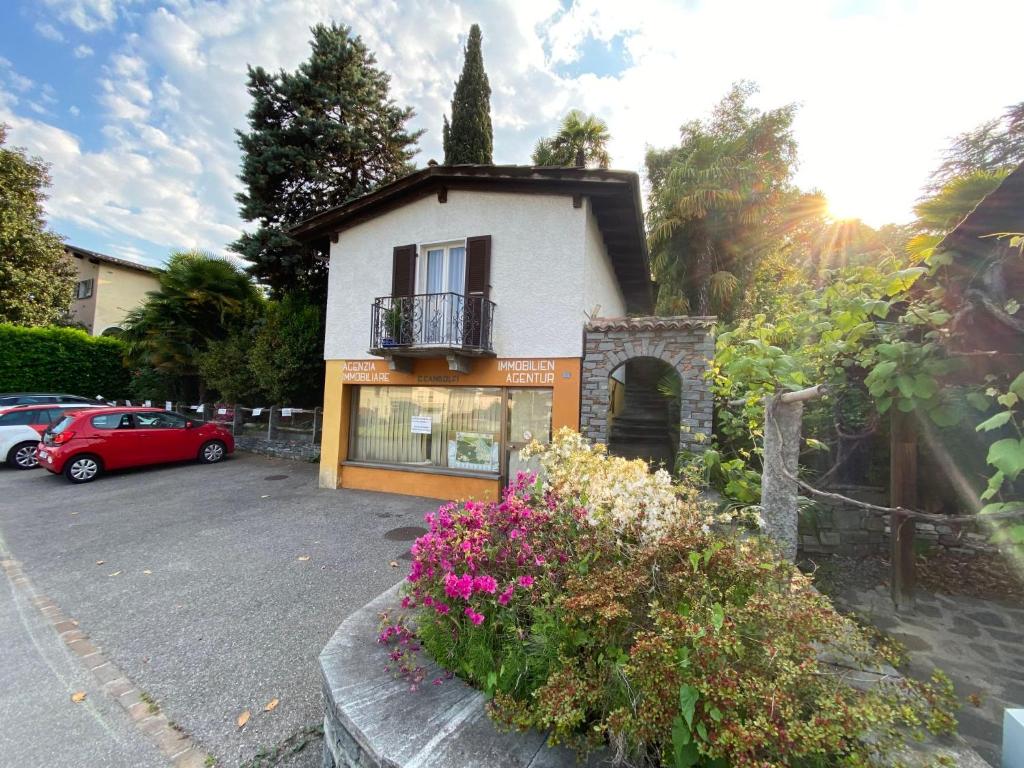 洛索内Holiday Home Casa ai Terreni dei Nonni by Interhome的带阳台的小房子,在停车场鲜花