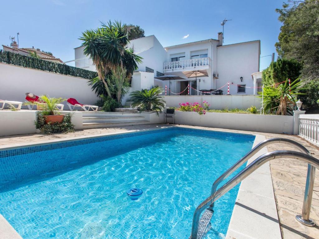 拉梅特拉·德·玛尔Villa Marina by Interhome的一座房子后院的游泳池