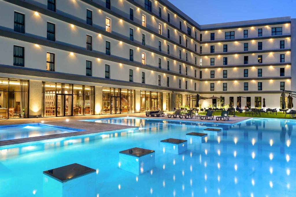 丹吉尔Occidental Tanger的酒店前的室内游泳池
