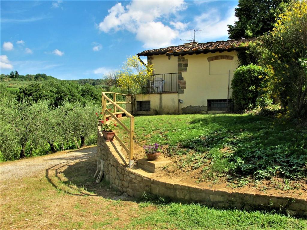 Pian dei CerriHoliday Home Villa Magna by Interhome的路边的房子