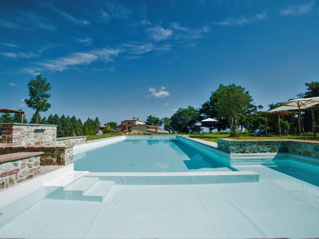 Osteria Delle NociHoliday Home VIlla Limone by Interhome的一座拥有清澈蓝天的大型游泳池