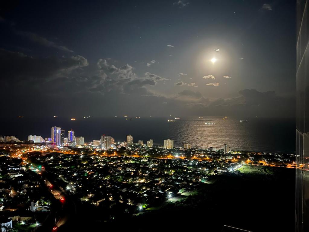 德班Umhlanga Arch Luxury的夜晚城市与月亮的景观