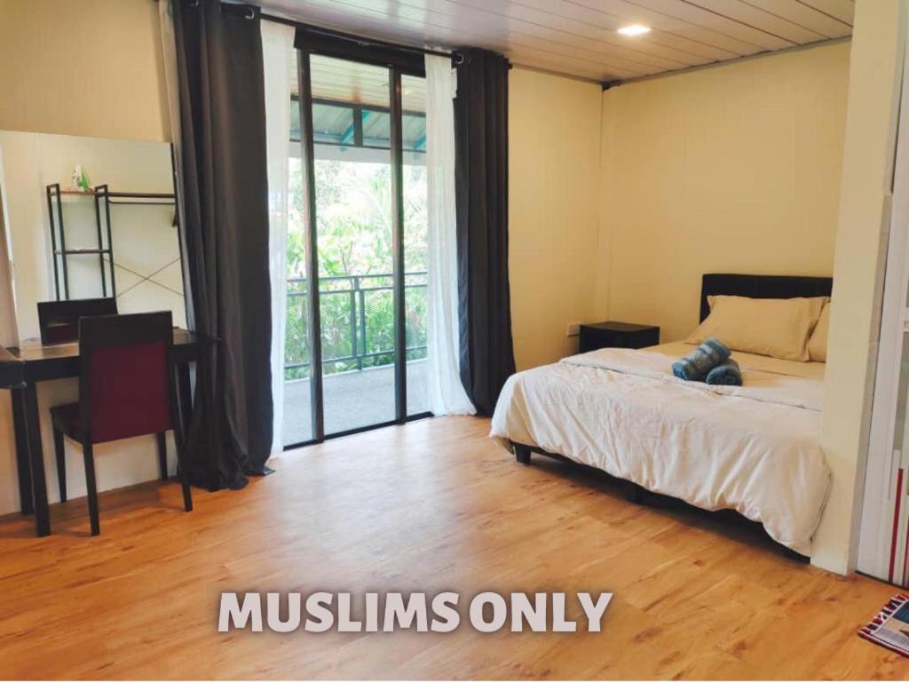 铅Chalet Kampung Yan (OFFICIAL)的一间卧室配有一张床、一张书桌和一个窗户。