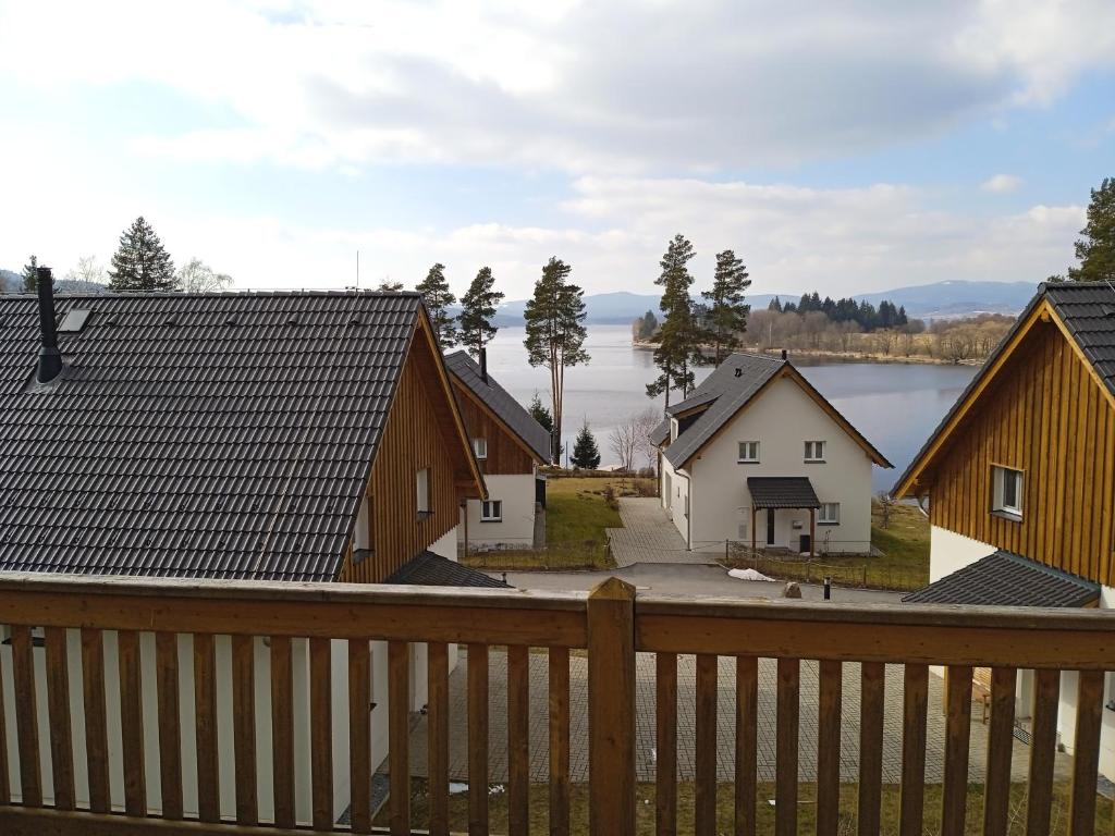 弗林布尔克Lipno - Villa Bernard - Lakeside Village的享有房屋和湖泊美景的阳台。