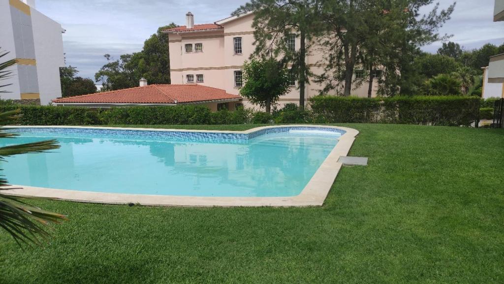 特罗亚Authentic Charm Soltroia的房屋前草地上的游泳池