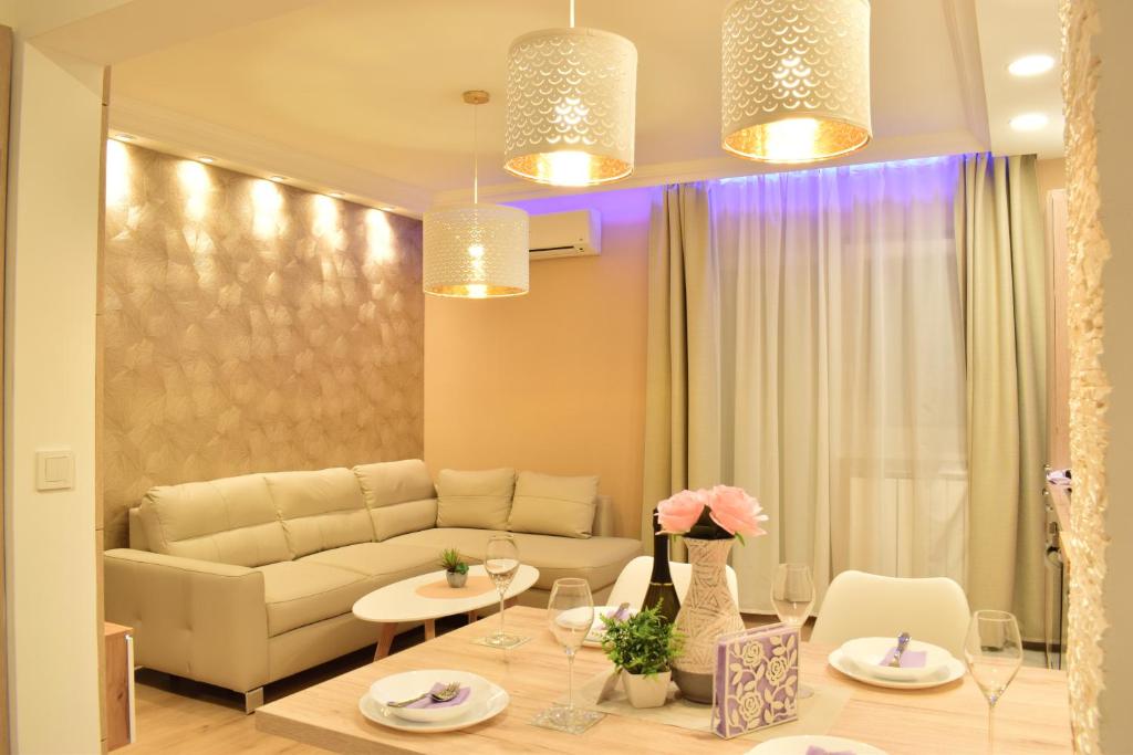萨格勒布Zagreb4you Apartments的客厅配有沙发和桌子