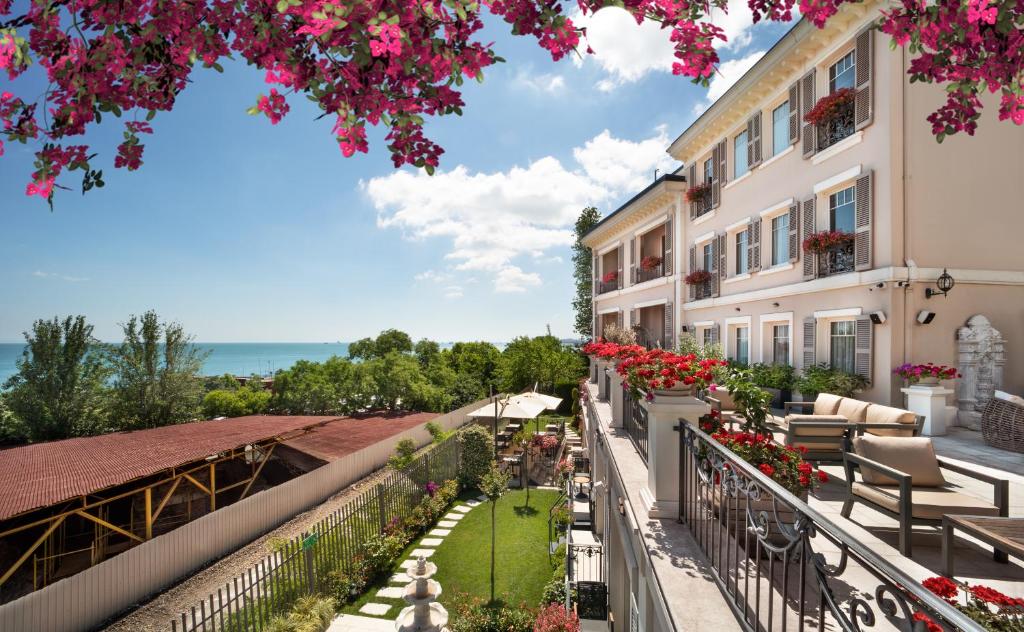 伊斯坦布尔Mula Hotel的享有酒店阳台的景致,阳台配有桌椅