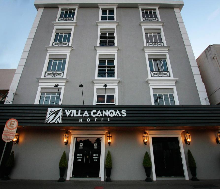 伊瓜苏VOA Villa Canoas的一座有标志的建筑,上面写着别墅的教程