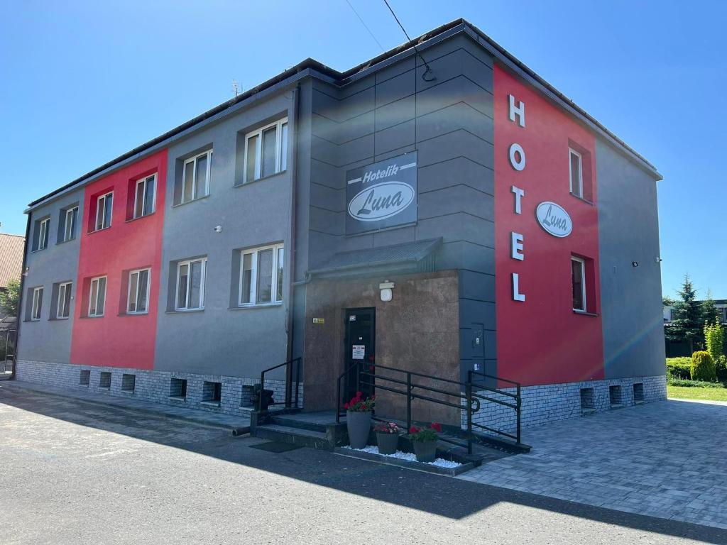 雅罗斯瓦夫Hotelik Luna的一座红色和灰色的大建筑