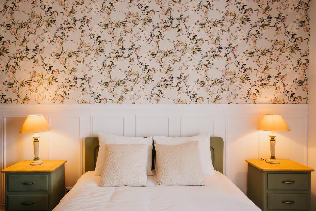 诺瓦海岸Villa Rafa的一间卧室配有一张带2个床头柜和2盏灯的床。