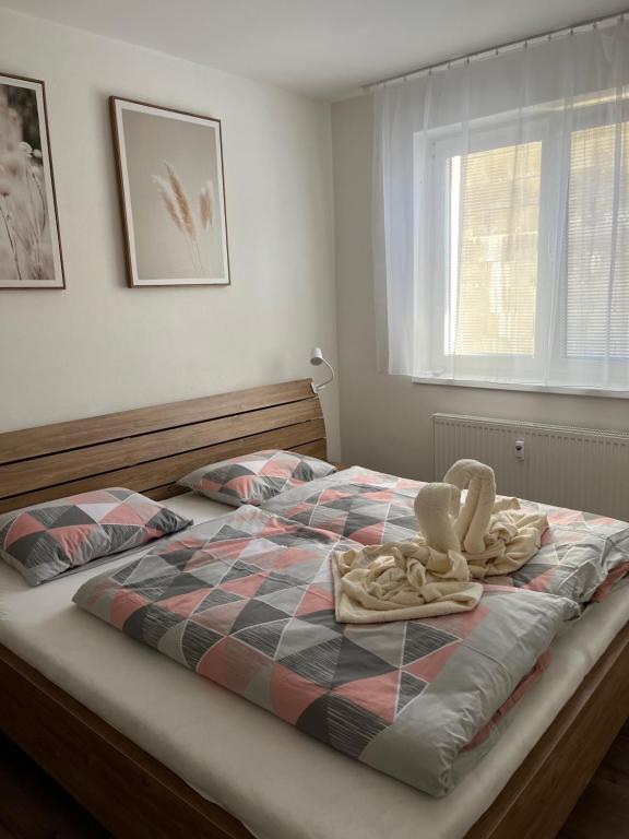 弗林布尔克Nový Apartmán v areálu Wellness hotelu Frymburk的一张带毯子和毛巾的床