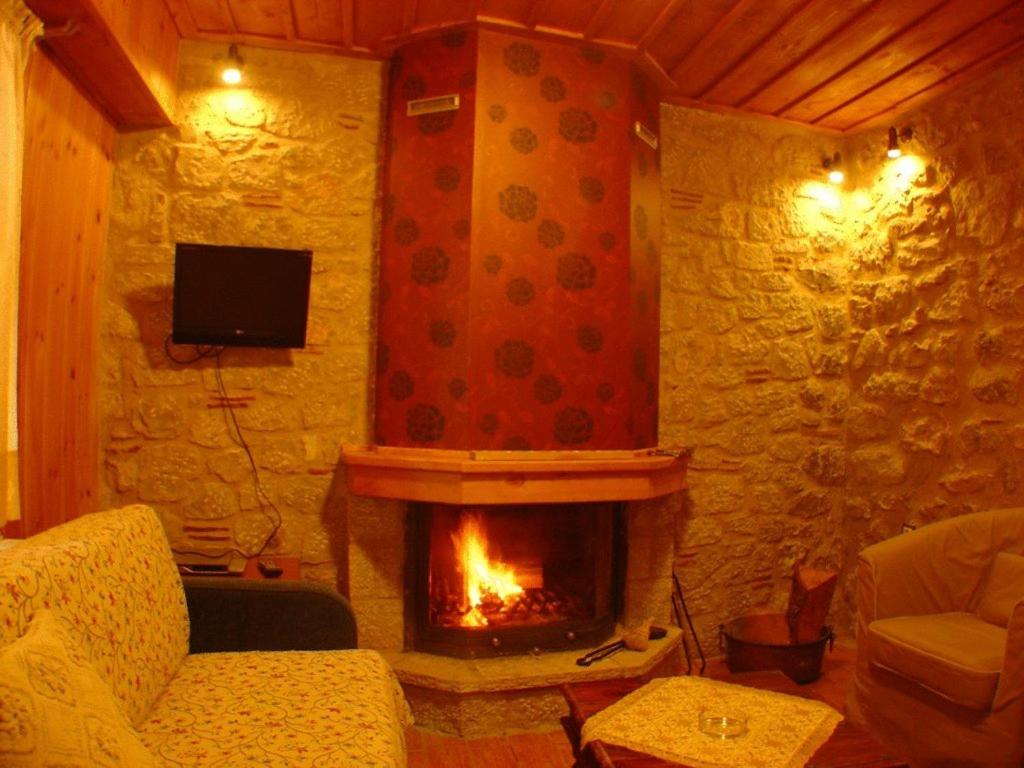 阿拉霍瓦阿里阿德涅宾馆的客厅设有壁炉和沙发。