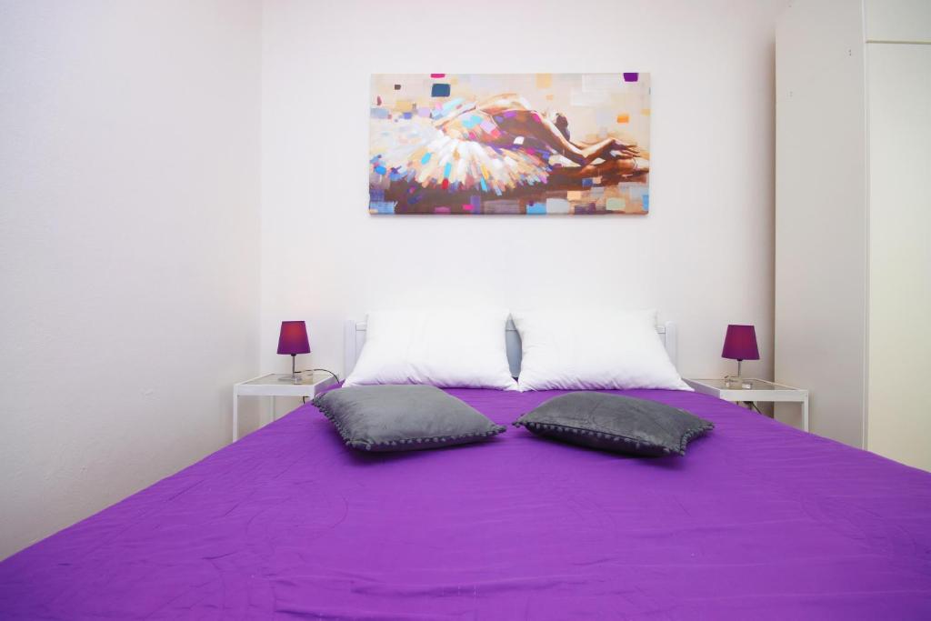 察夫塔特Apartments Nina的一张紫色床,上面有两个枕头