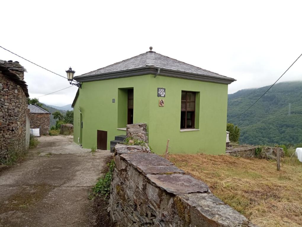 VillarmayorCasa Rural de alquiler integro La Cantina de Villarmayor-Asturias的山顶上的绿色房子