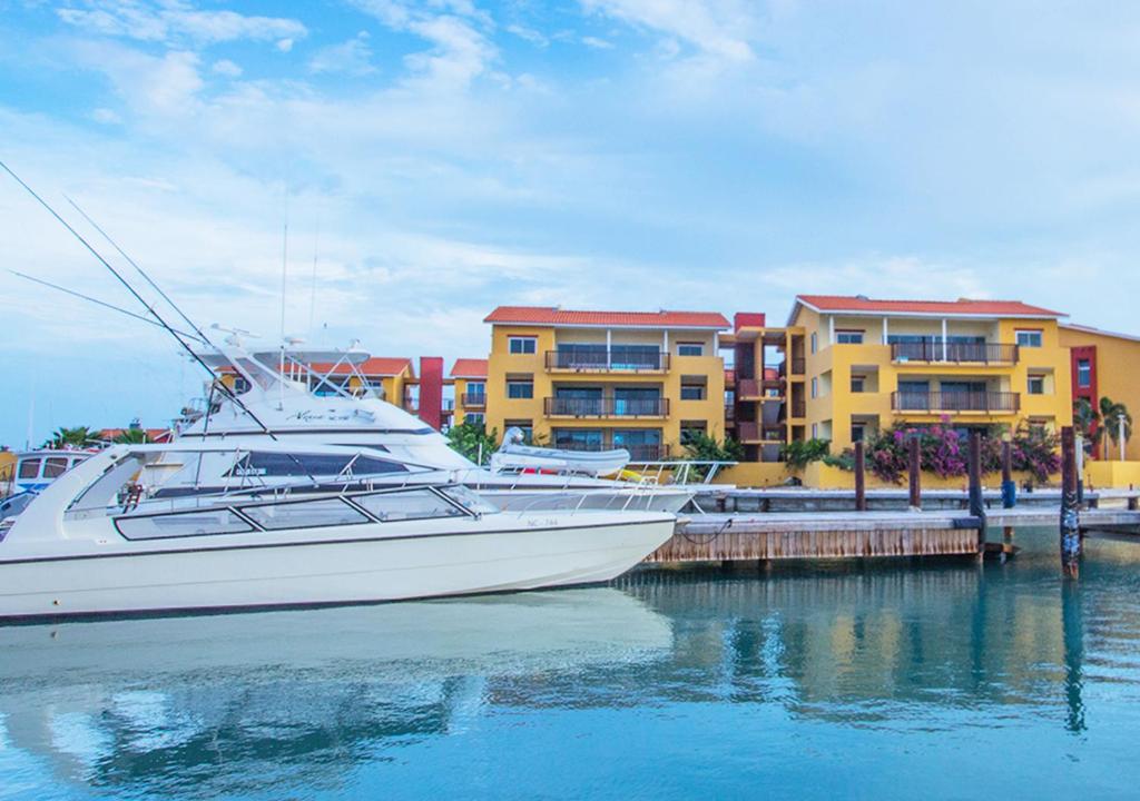 简蒂埃尔库拉索帕拉帕海滩度假酒店的停靠在一些建筑前面的白色船