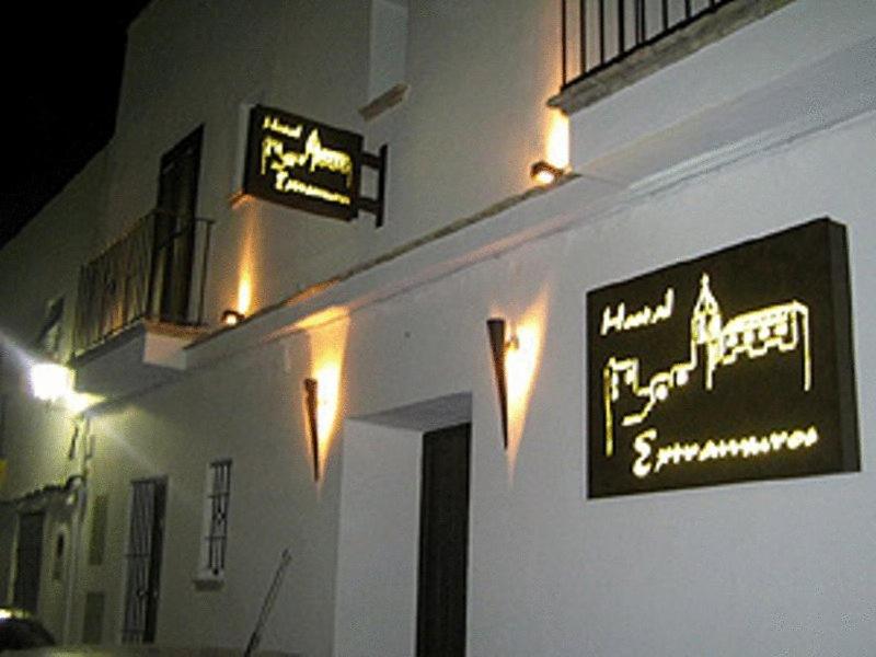 科尼尔-德拉弗龙特拉城外旅馆的白色的建筑,旁边标有标志