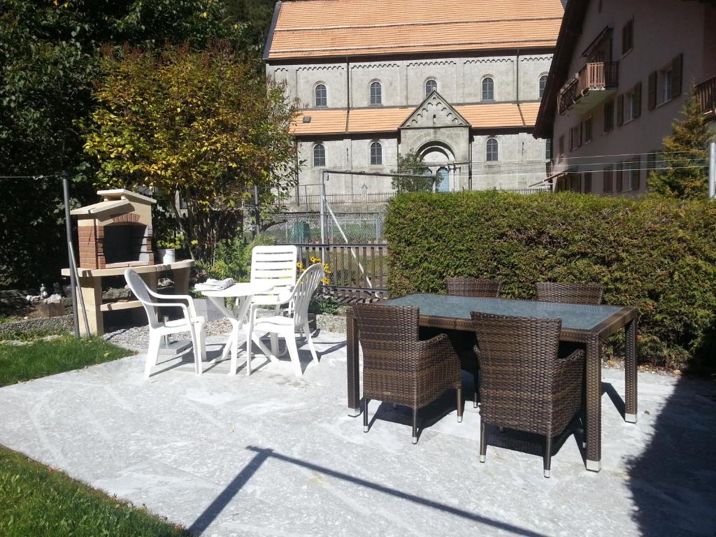 格舍嫩菲瑞恩沃浓瑞特旅馆的一个带桌椅的庭院和一座建筑