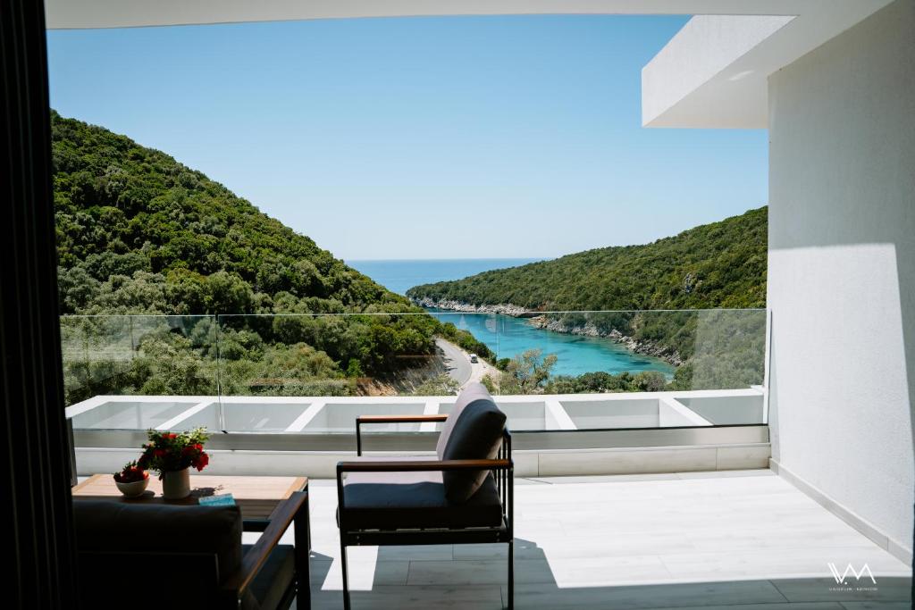 波帝卡Myrtia luxury Suites的阳台享有水景