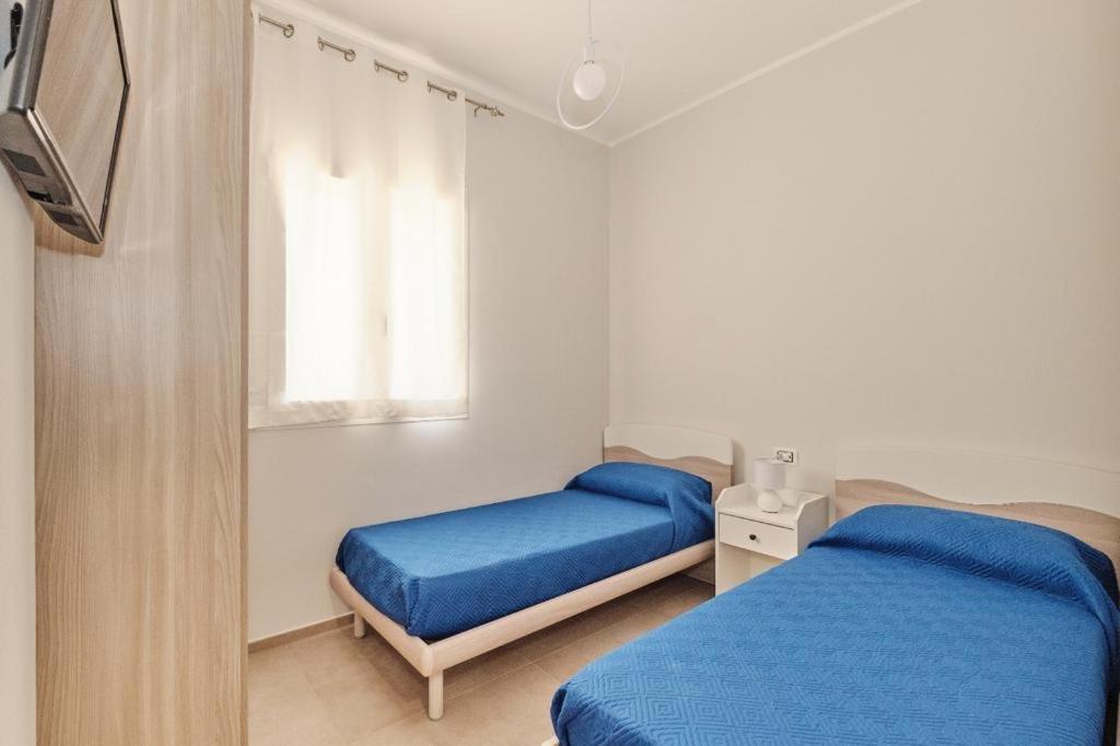 加利波利LA MAISON DE LULU的一间卧室设有两张床和窗户。
