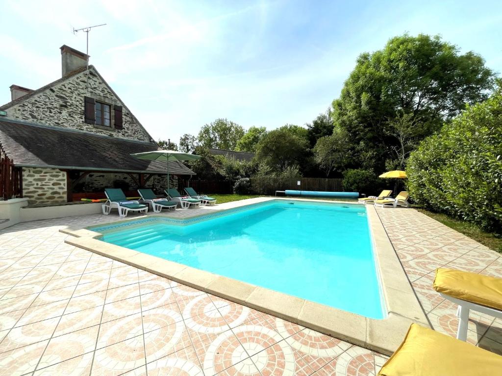 La Châtre-LanglinLa Foret的房屋前的游泳池