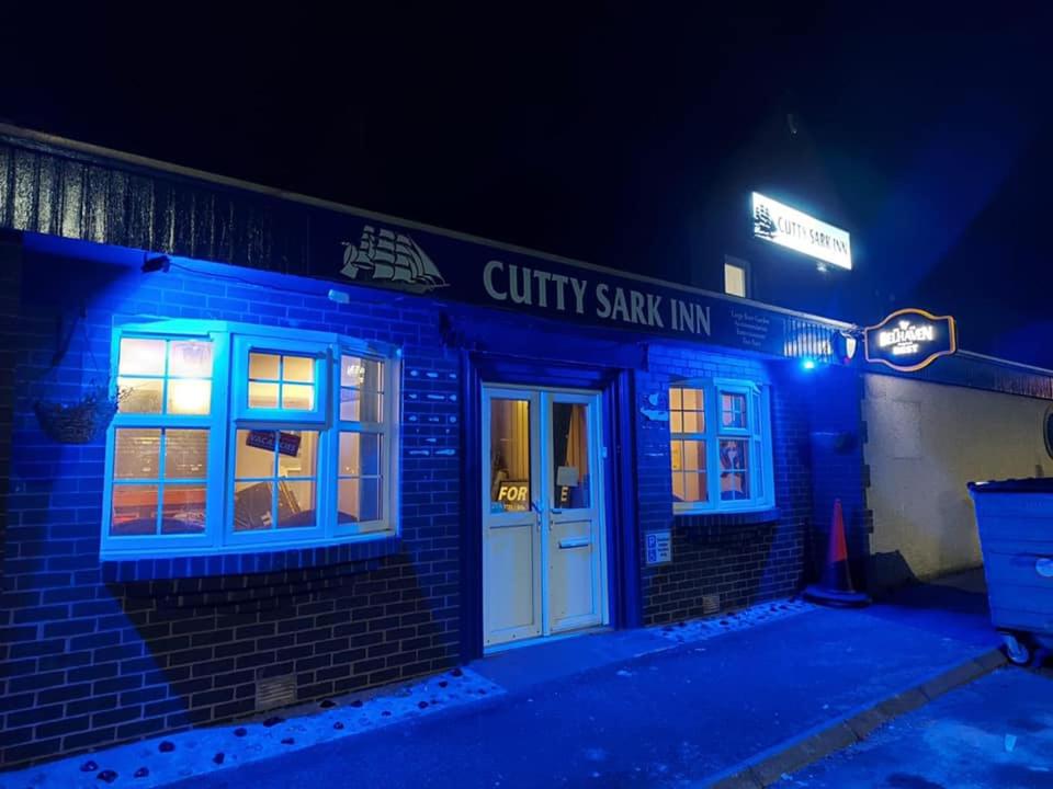 艾茅斯Cutty Sark Inn的城市之星旅馆在晚上点燃