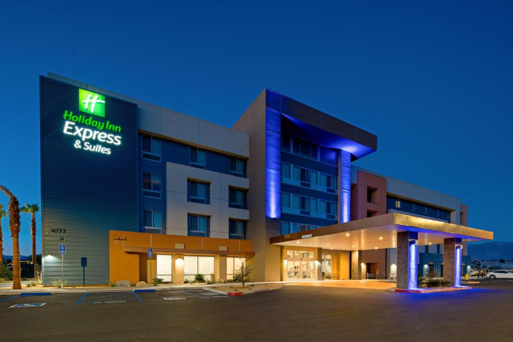 棕榈荒漠Holiday Inn Express & Suites Palm Desert - Millennium, an IHG Hotel的带有标志的办公楼,上面写着医院开支和节余