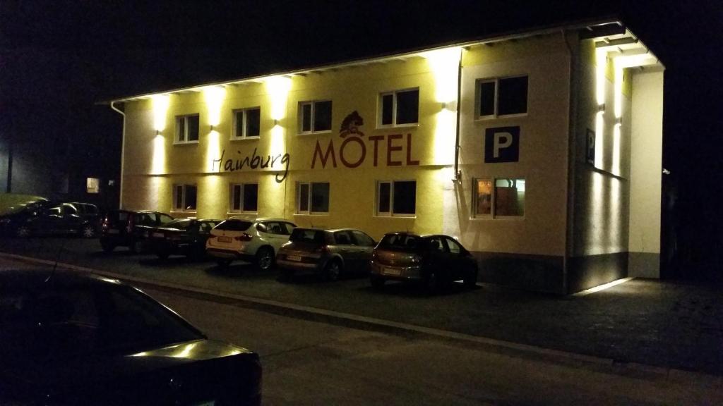 多瑙河畔海恩堡海博格好眠酒店&汽车旅馆的一家晚上停在酒店前面的汽车酒店