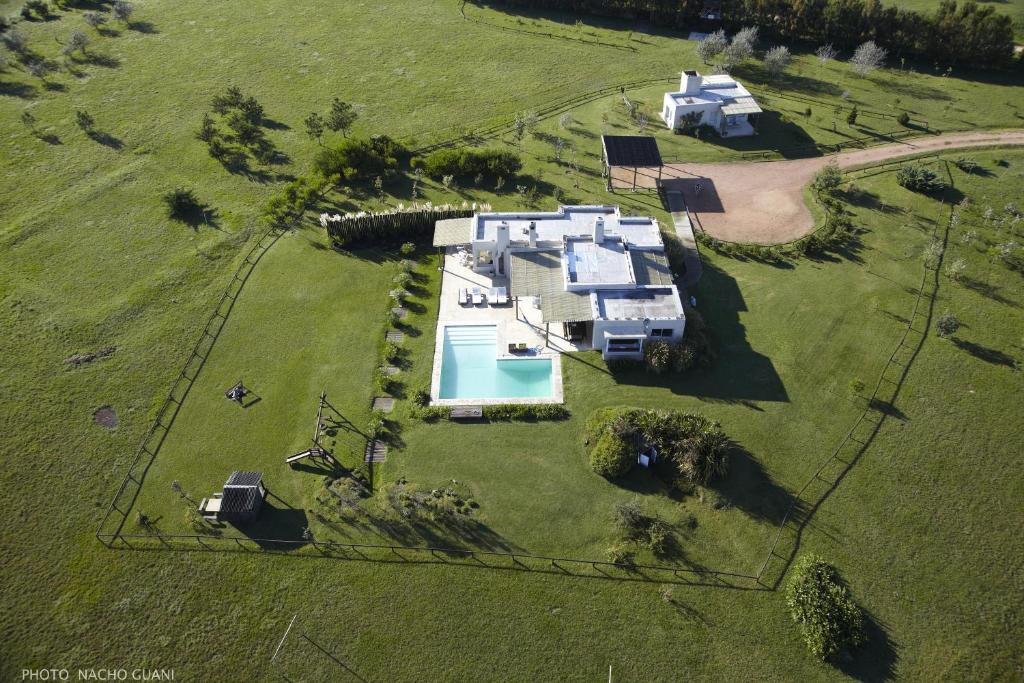 何塞伊格纳西奥La Chacra Jose Ignacio的享有带游泳池的大房子的空中景致