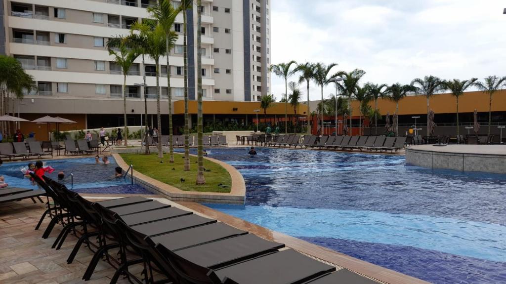 奥林匹亚Solar das Águas Park Resort的棕榈树度假村内的大型游泳池