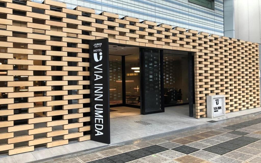 大阪Via Inn Umeda的建筑的侧面有标志