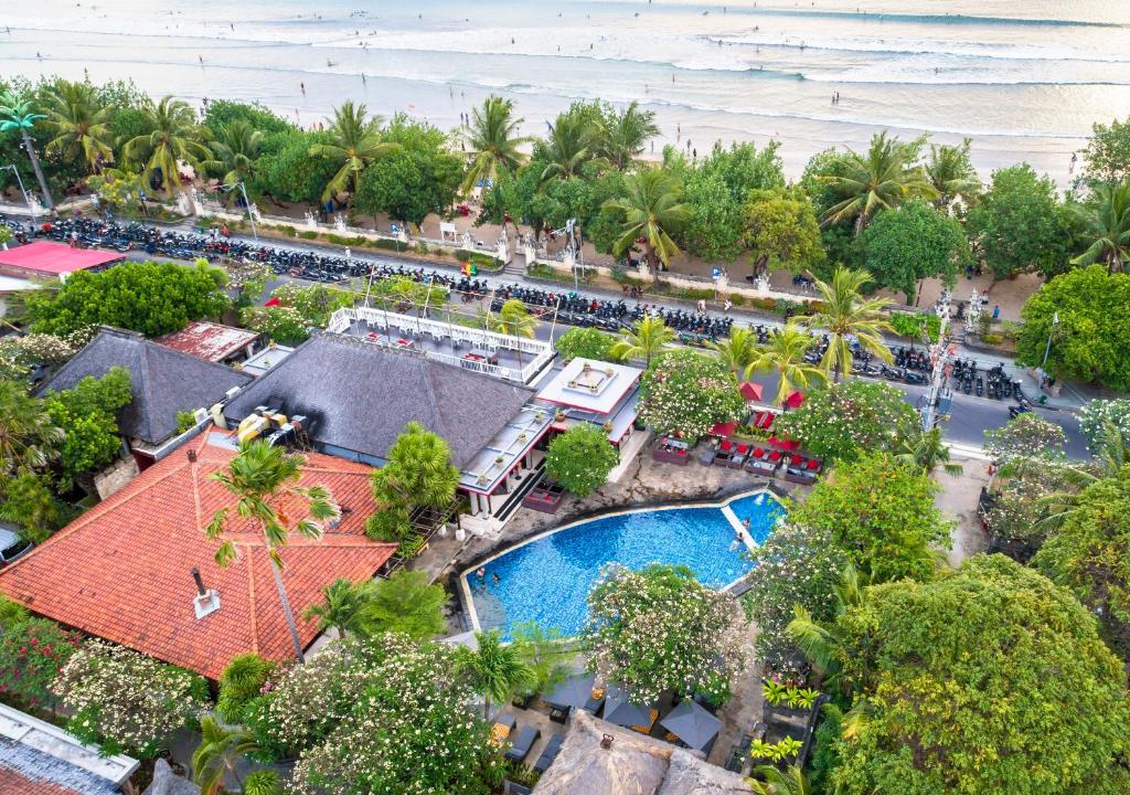 库塔Kuta Seaview Boutique Resort的享有度假胜地的空中景致,设有游泳池和海滩