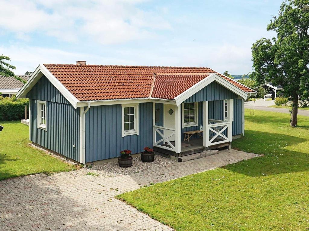 斯文堡Holiday home Svendborg XIII的蓝色的棚子,有红色的屋顶