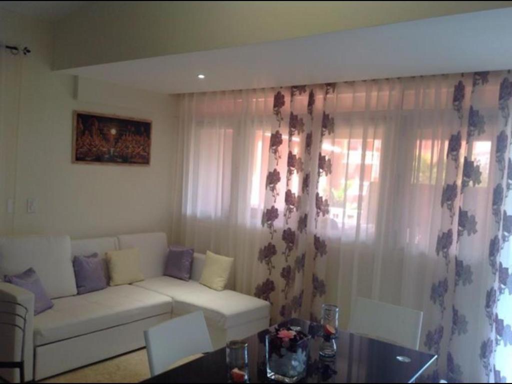 博卡奇卡Room in Apartment - Delightful Caribbean apartment in Boca Chica的客厅配有沙发和桌子