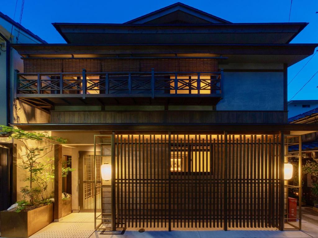 京都THE MACHIYA KAZAHAYA的前面有门的房子