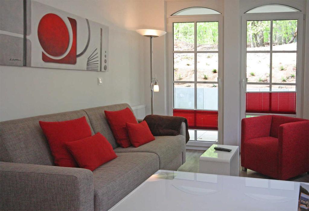 巴贝Haus Meeresblick - Ferienwohnung Fischerhüs (Ref. 138713)的带沙发和红色椅子的客厅