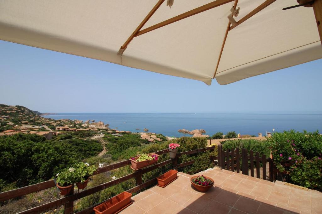 帕拉迪索海岸Casa Mira con piscina e bellissima vista mare的海景庭院