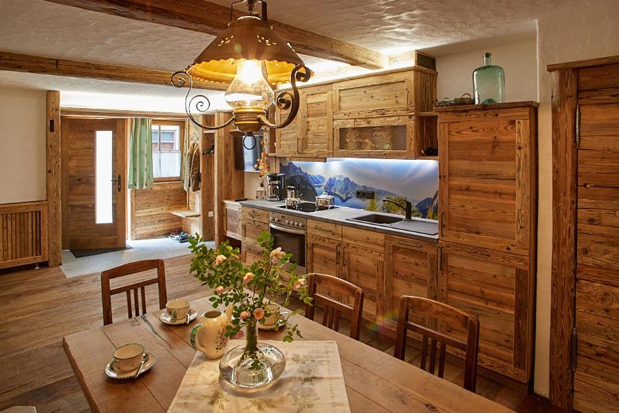 格蒙登Keramikhaus Gmunden的一间带桌椅的厨房和一间用餐室